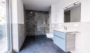 Dusch Bad in einem Mehrfamilienhaus